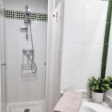 Apartamento De Don Huberto, Locos *